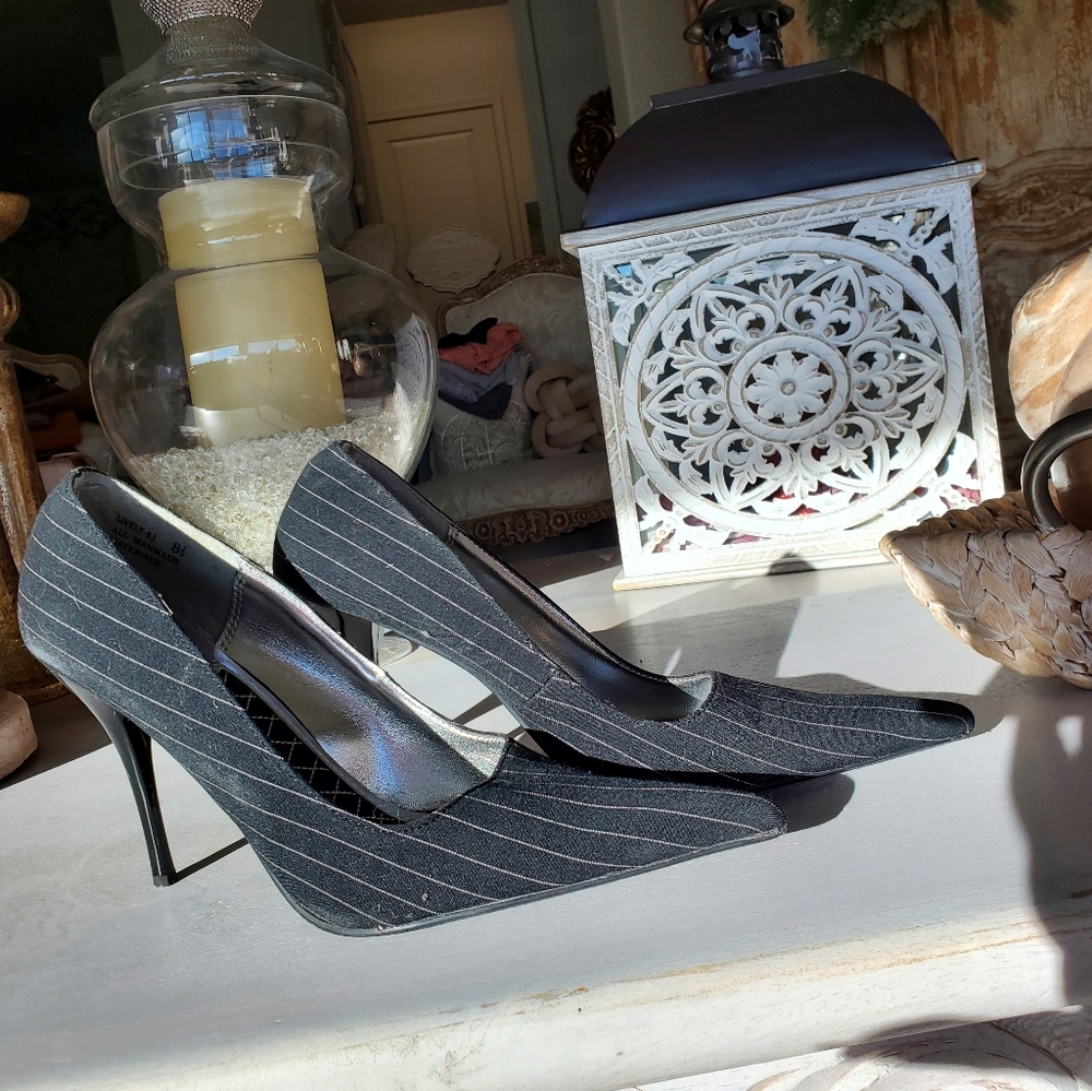 Black and White Pinstripe Heels. EUC worn once. Size 8 - Picture 7 of 7